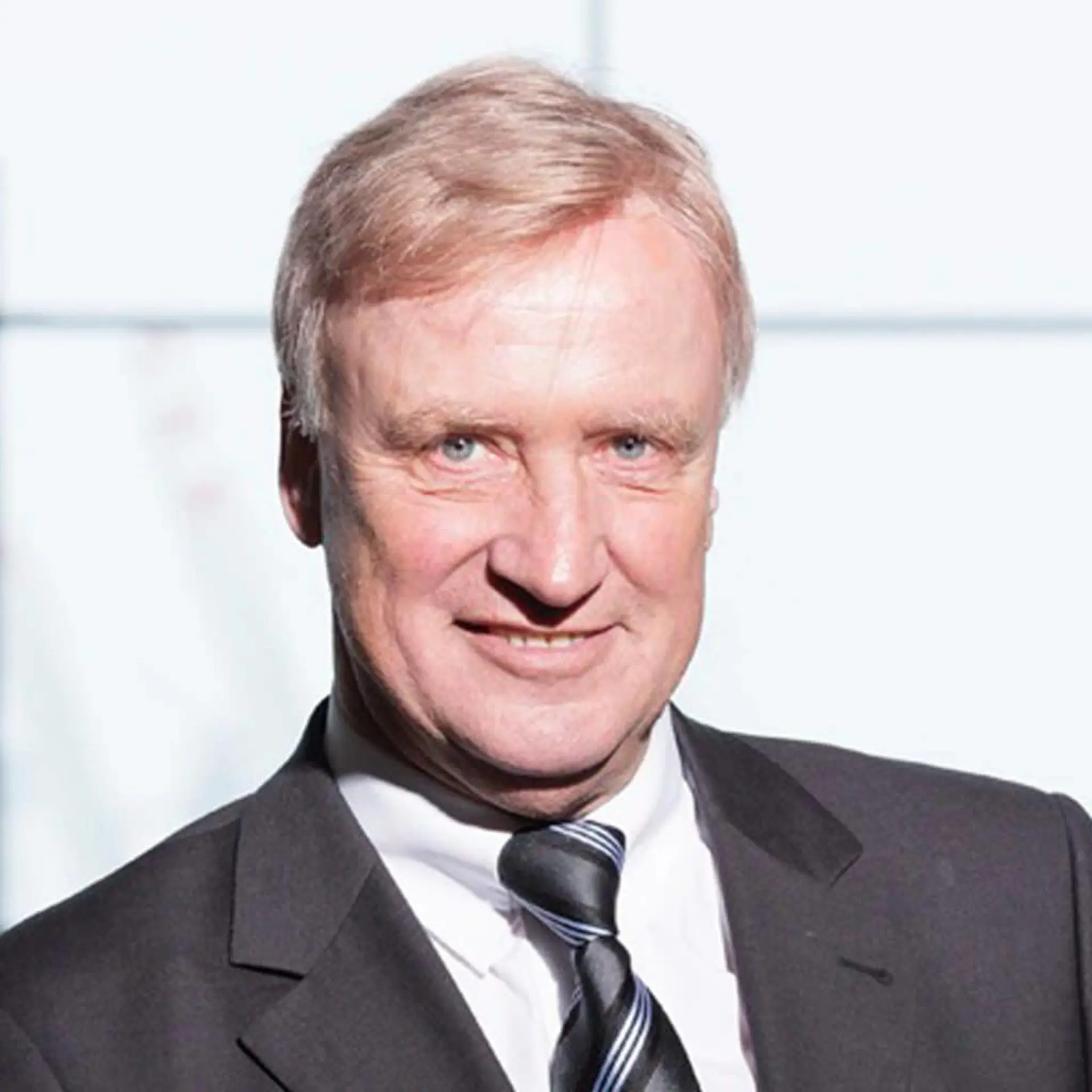 Referent Ole von Beust: Ehem. Erster Bürgermeister von Hamburg vermittelt mitreißend die wachsende Relevanz von Soft Skills in Führungspositionen.