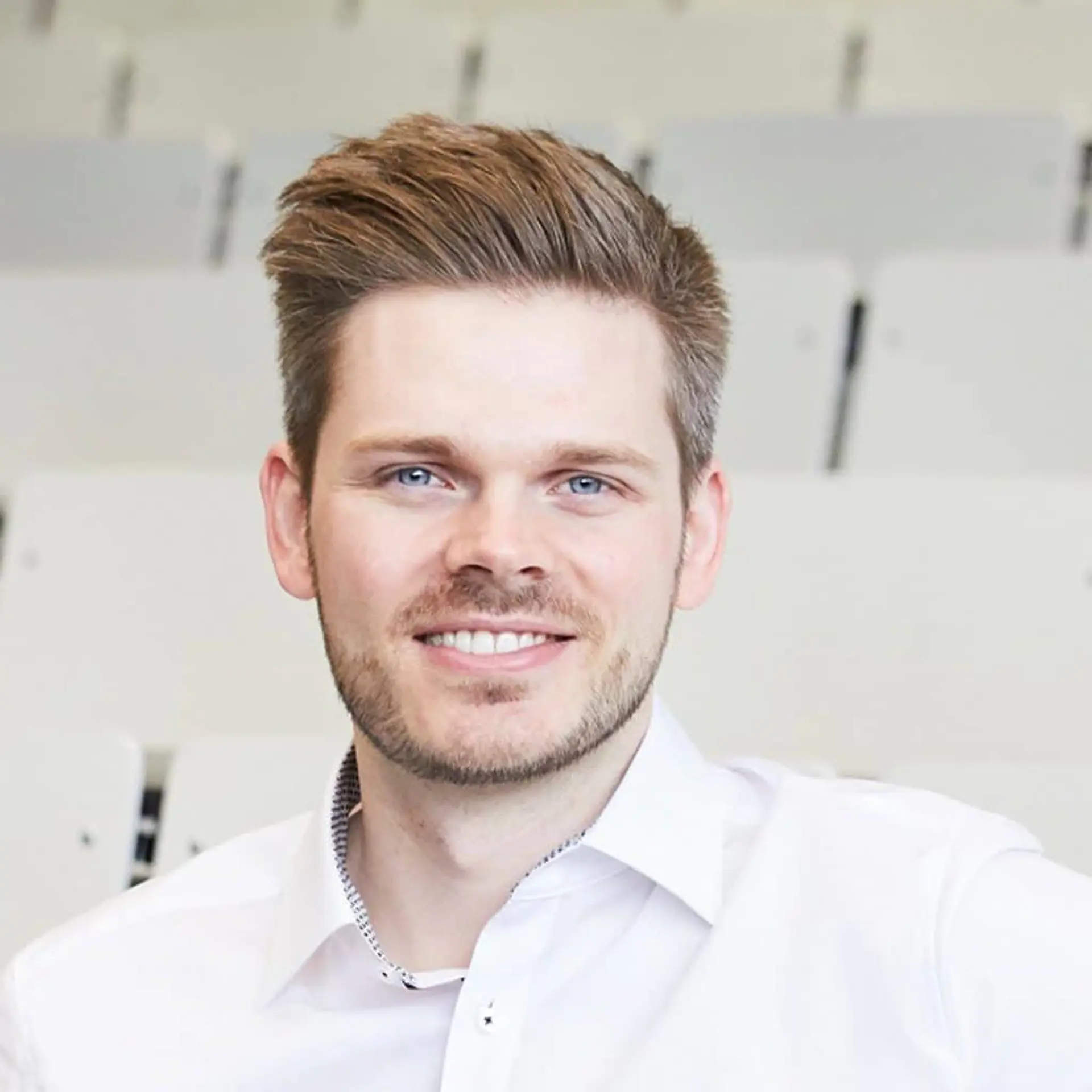 Referent Jonathan T. Mall: Brain Hacker, Neuropsychologe & Leiter eines Psych-Tech Startups macht Brand Marketing durch KI und Psychologie effizienter.