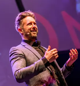 Referent Felix Thönnessen: Business Coach, Premium Keynote Speaker und Bestseller Autor Felix weiß, wie man ein Publikum für Gründung und Digitalisierung begeistert.