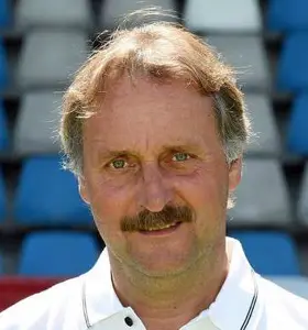 Referent Peter Neururer: Fußballtrainer und TV-Analytiker, der Ihnen erklärt, wie Sie Ihre Ziele erreichen und Ihr Unternehmen voranbringen können.