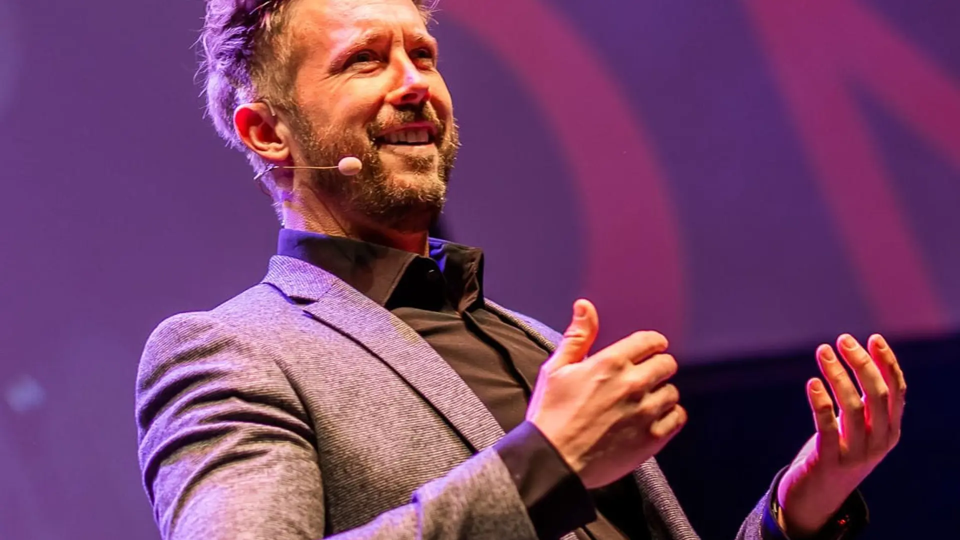 Referent Felix Thönnessen: Business Coach, Premium Keynote Speaker und Bestseller Autor Felix weiß, wie man ein Publikum für Gründung und Digitalisierung begeistert.